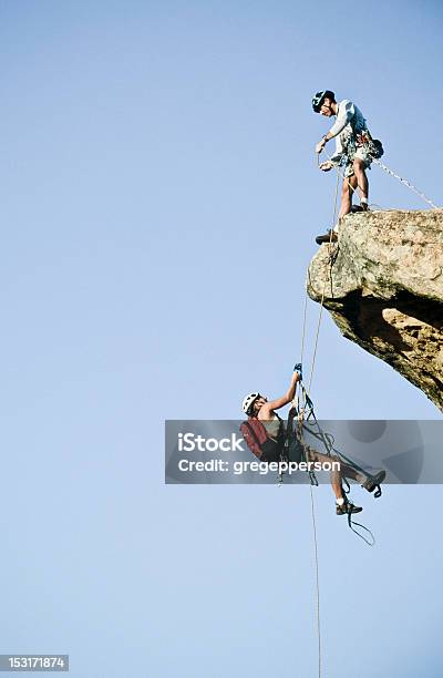 Equipa De Rock Alpinistas - Fotografias de stock e mais imagens de Escalar Rochas - Escalar Rochas, Trabalho de Equipa, Desafio