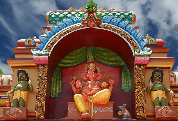 tradicional estátuas dos deuses e goddesses no templo hindu - madurai kerala india tamil nadu imagens e fotografias de stock