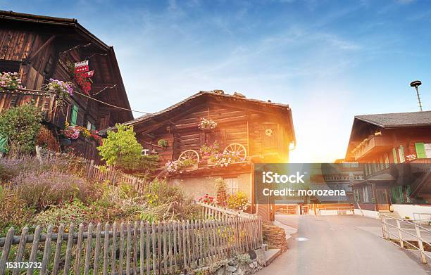 Foto de Suíça Tradicional País Abriga Com Decorações Em Alpes Ao Pôrdosol e mais fotos de stock de Suíça