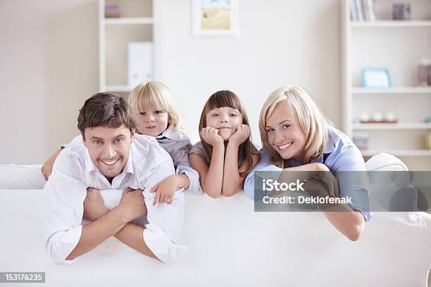 Famiglia Felice - Fotografie stock e altre immagini di Famiglia - Famiglia, Soggiorno, Abbracciare una persona
