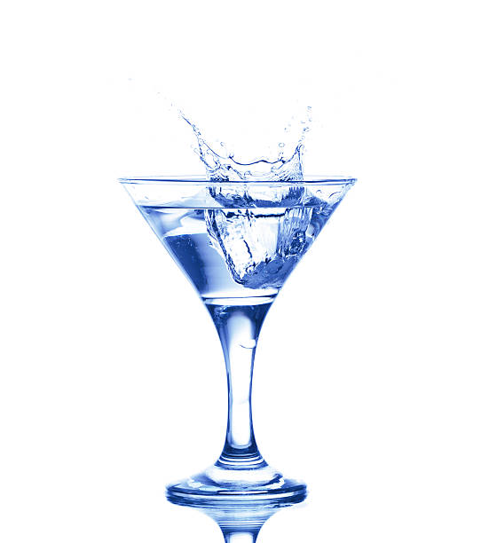 rozprysk wody - martini glass martini blue glass zdjęcia i obrazy z banku zdjęć