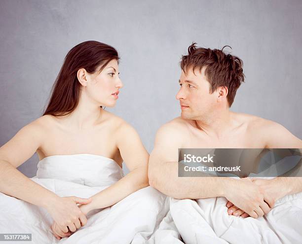 Casal Na Cama - Fotografias de stock e mais imagens de Adulto - Adulto, Amor, Cama