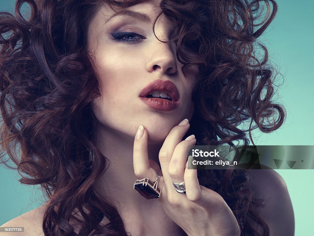 Красота женщины с Волнистые волосы - Стоковые фото Взрослый роялти-фри
