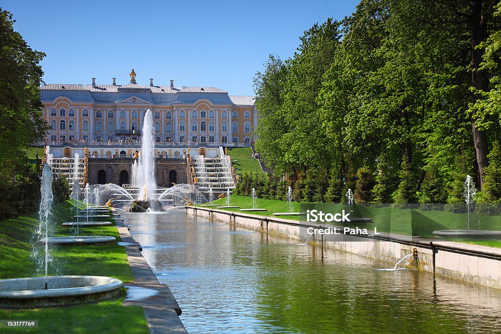 Gran palacio Peterhof fuentes en cascada al jardín y de la ciudad de St. Petersburg - Foto de stock de Catarata libre de derechos