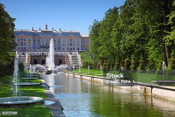 Gran Palacio Peterhof Fuentes En Cascada Al Jardín Y De La Ciudad De St Petersburg Foto de stock y más banco de imágenes de Catarata