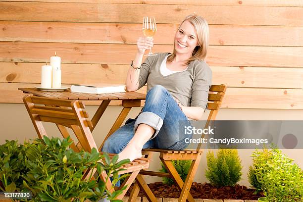 Jardim Mulher Feliz Desfrutar De Um Copo De Vinho Terrace - Fotografias de stock e mais imagens de Livro