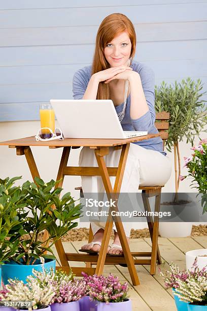 Summer Terrace Rude Włosy Kobieta Z Laptopa - zdjęcia stockowe i więcej obrazów Dorosły - Dorosły, Drewniany taras, Fotografika