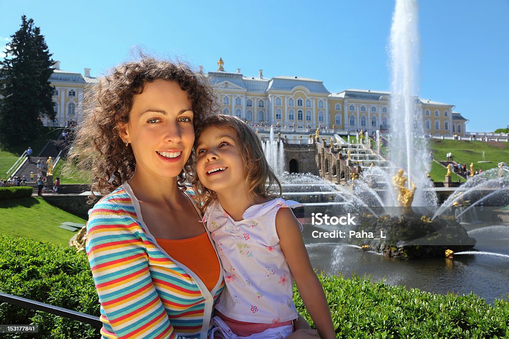 Madre con figlia vicino fontane di Peterhof, San Pietroburgo - Foto stock royalty-free di Famiglia