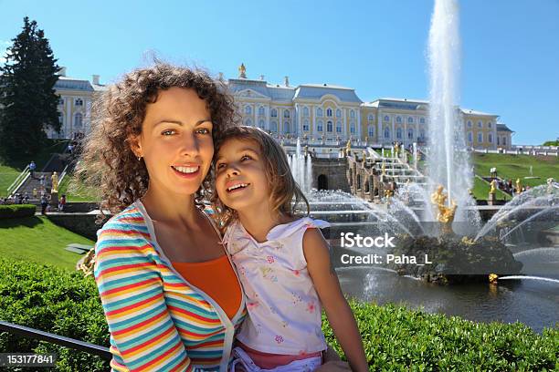 Foto de Mãe Com Filha Perto De Fontes De Petergof São Petersburgo e mais fotos de stock de Família