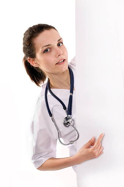 Jovem médico segurando placa em branco - fotografia de stock