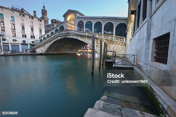 Ponte De Rialto Veneza - Fotografias de stock e mais imagens de Anoitecer - Anoitecer, Ao Ar Livre, Arcaico