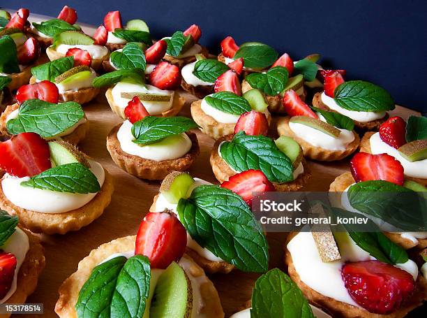 Con Frutas Deliciosos Flanes Foto de stock y más banco de imágenes de Alimento - Alimento, Aperitivo - Plato de comida, Colorido