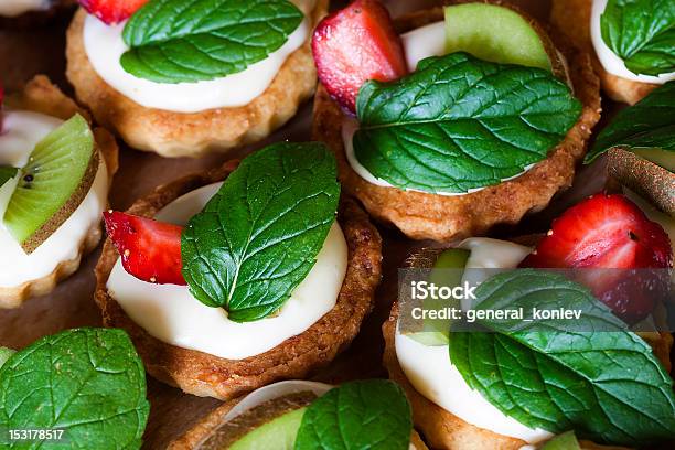 Delicioso Flans Com Fruta - Fotografias de stock e mais imagens de Alimentação Não-saudável - Alimentação Não-saudável, Bolo - Sobremesa, Colorido