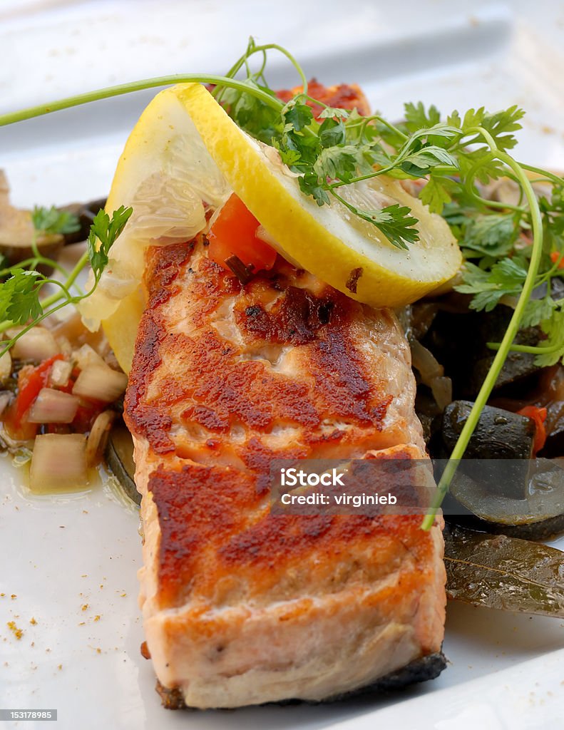 Salmone alla griglia - Foto stock royalty-free di Alla griglia