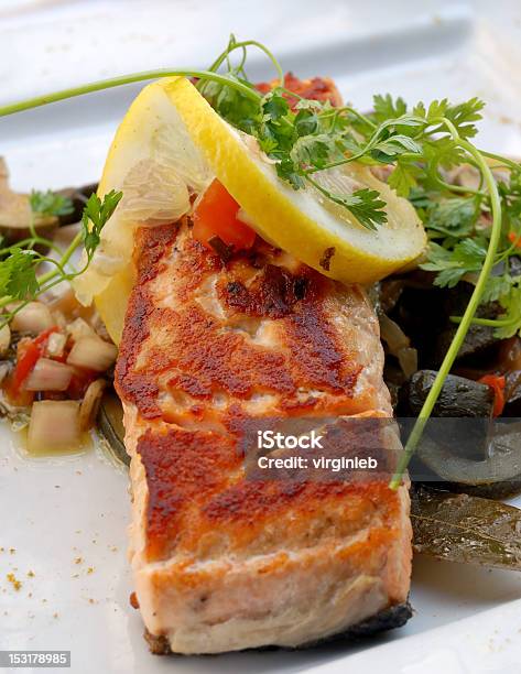 Salmone Alla Griglia - Fotografie stock e altre immagini di Alla griglia - Alla griglia, Cibo, Composizione verticale