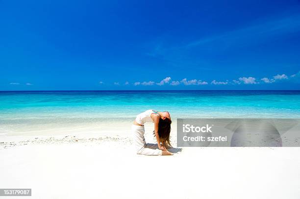 Yoga Am Strand Stockfoto und mehr Bilder von Achtsamkeit - Persönlichkeitseigenschaft - Achtsamkeit - Persönlichkeitseigenschaft, Aktiver Lebensstil, Aktivitäten und Sport