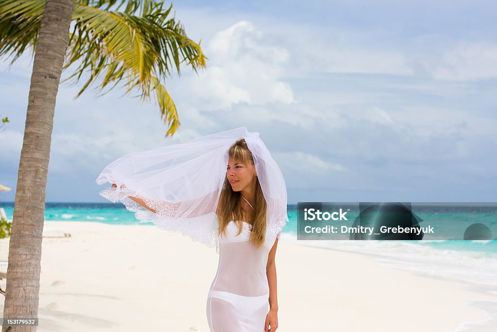 Sposa su una spiaggia tropicale - Foto stock royalty-free di Acqua