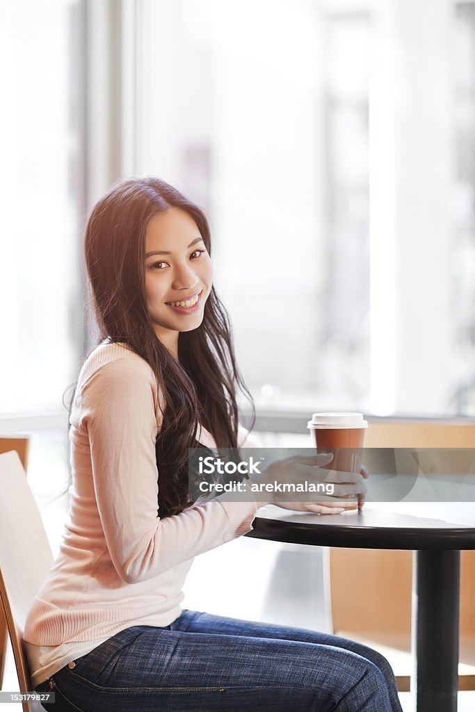 Женщина пьет кофе - Стоковые фото 20-29 лет роялти-фри