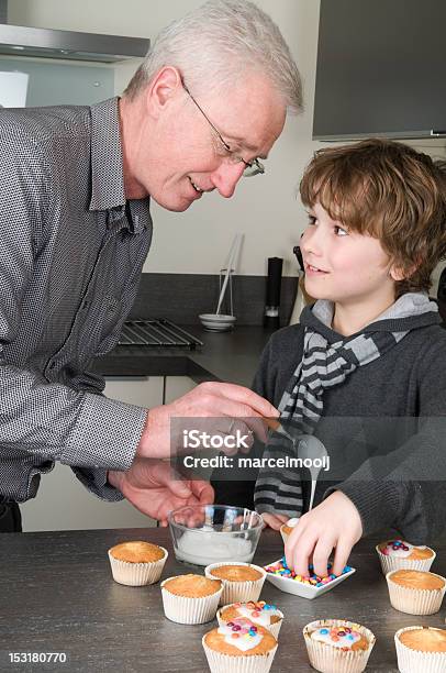 Decorar El Cupcakes Foto de stock y más banco de imágenes de Abuelo - Abuelo, Adulto, Alcorza