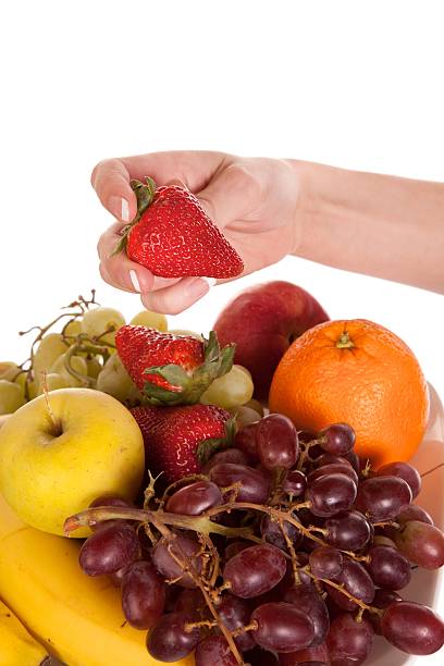 Sujeción Fresa de un plato de frutas - foto de stock