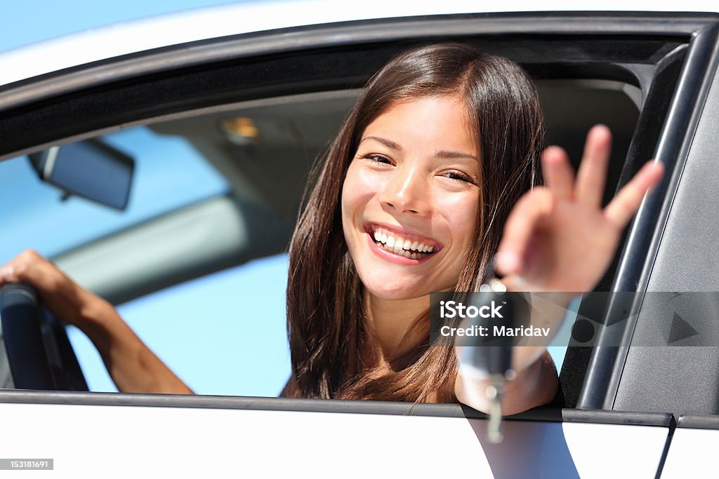 여성 운전자가 차량 표시중 키별 - 로열티 프리 운전면허증 스톡 사진