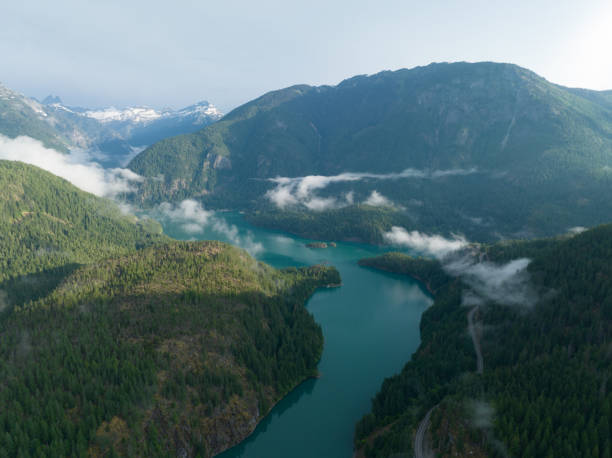 太平洋岸北西部のノースカスケード山脈の空撮 - north cascades national park aerial view washington state usa ストックフォトと画像