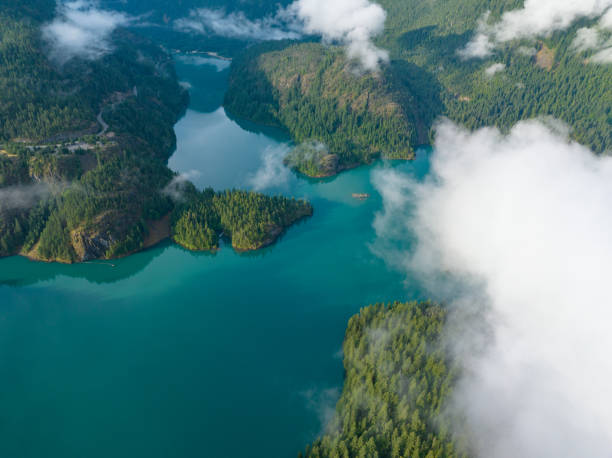 太平洋岸北西部のノースカスケード山脈の空撮 - north cascades national park aerial view washington state usa ストックフォトと画像