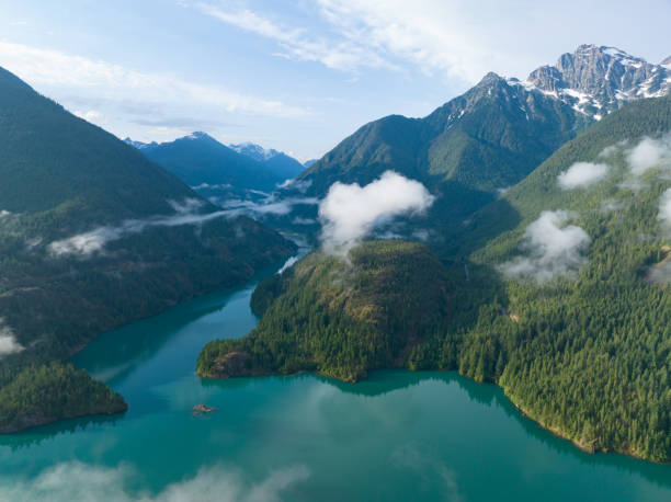 太平洋岸北西部のノースカスケード山脈の空撮 - north cascades national park aerial view washington state usa ストックフォトと画像