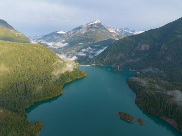 太平洋岸北西部のノースカスケード山脈の空撮 - north cascades national park aerial view washington state usa ストックフォトと画像