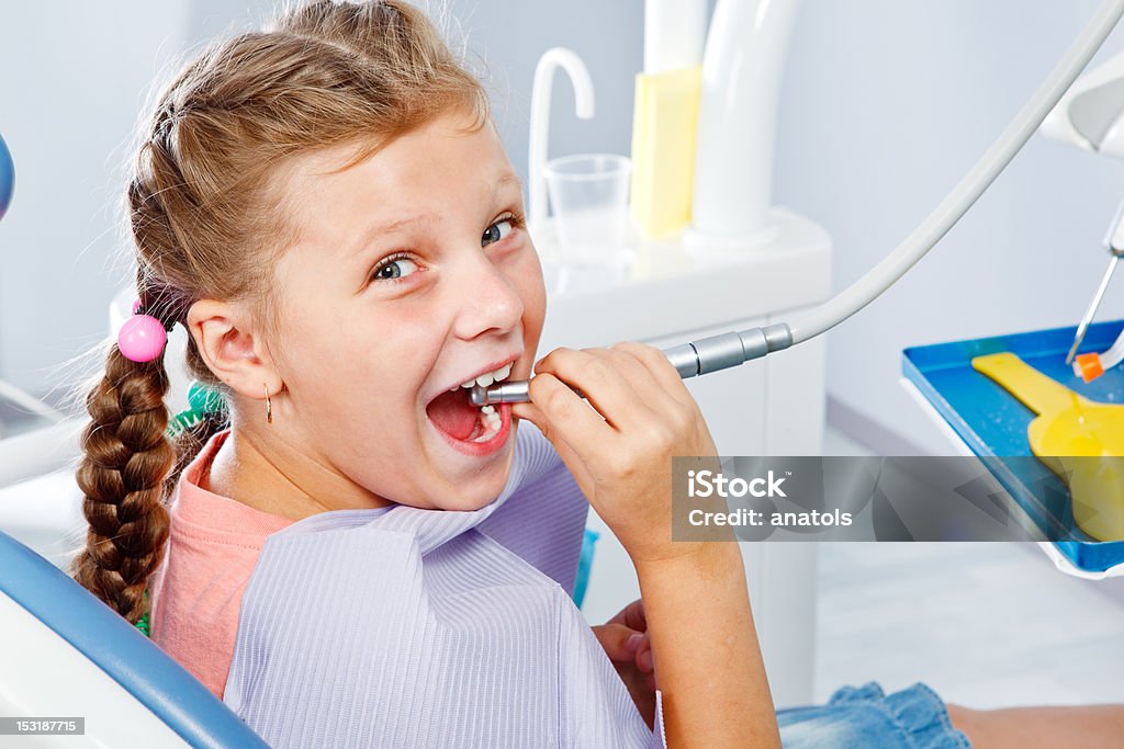 Mädchen spielt mit dental drill - Lizenzfrei Ausrüstung und Geräte Stock-Foto
