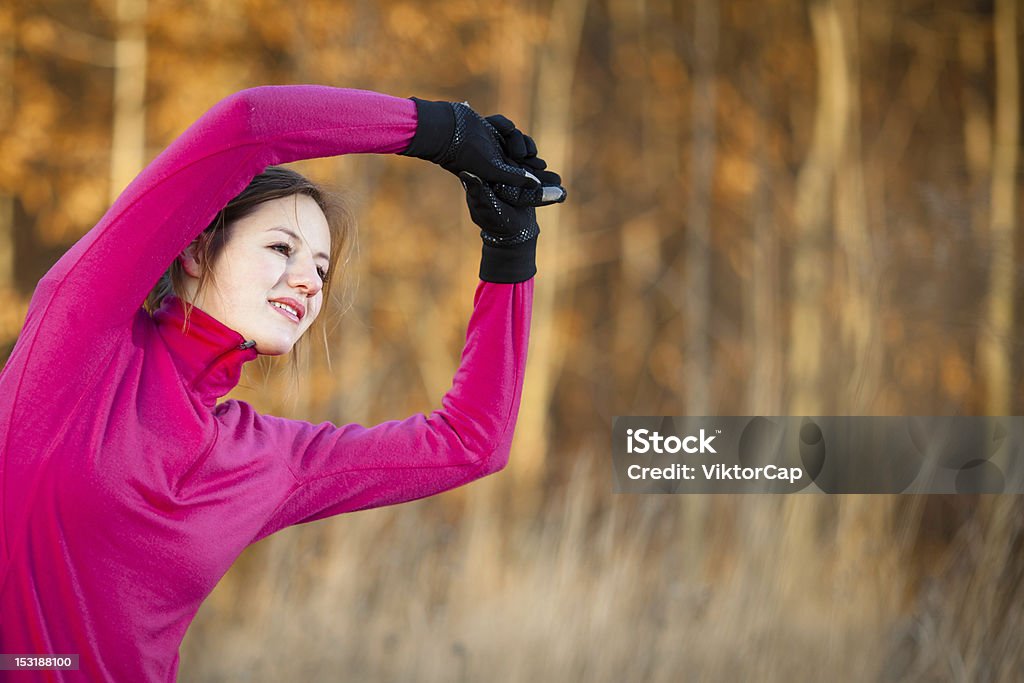 Jovem mulher alongamento antes de sua corrida - Foto de stock de Adolescência royalty-free