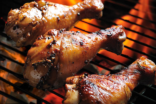 churrasco de frango - grilled chicken chicken barbecue fire - fotografias e filmes do acervo