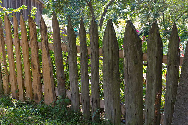istock old garden fence 153191508