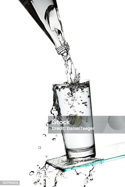 Traboccante Bicchiere Di Acqua - Fotografie stock e altre immagini di Traboccante - Traboccante, Acqua, Bicchiere