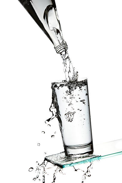 넘치다 유리컵 물 - overflowing water glass bottle 뉴스 사진 이미지