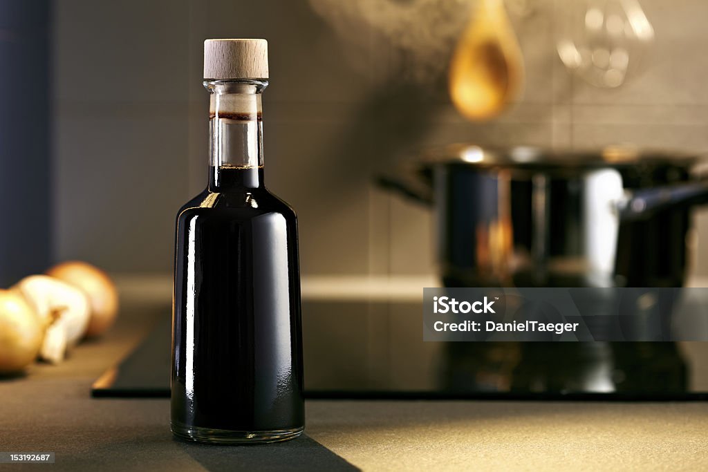 Бальзамический уксус Бутылка в kitchen - Стоковые ф�ото Бальзамический уксус роялти-фри