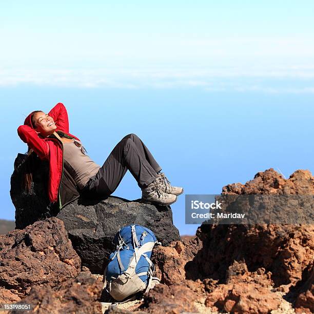 Descansar A Descontrair Sapatos De - Fotografias de stock e mais imagens de 20-29 Anos - 20-29 Anos, Acampar, Adulto