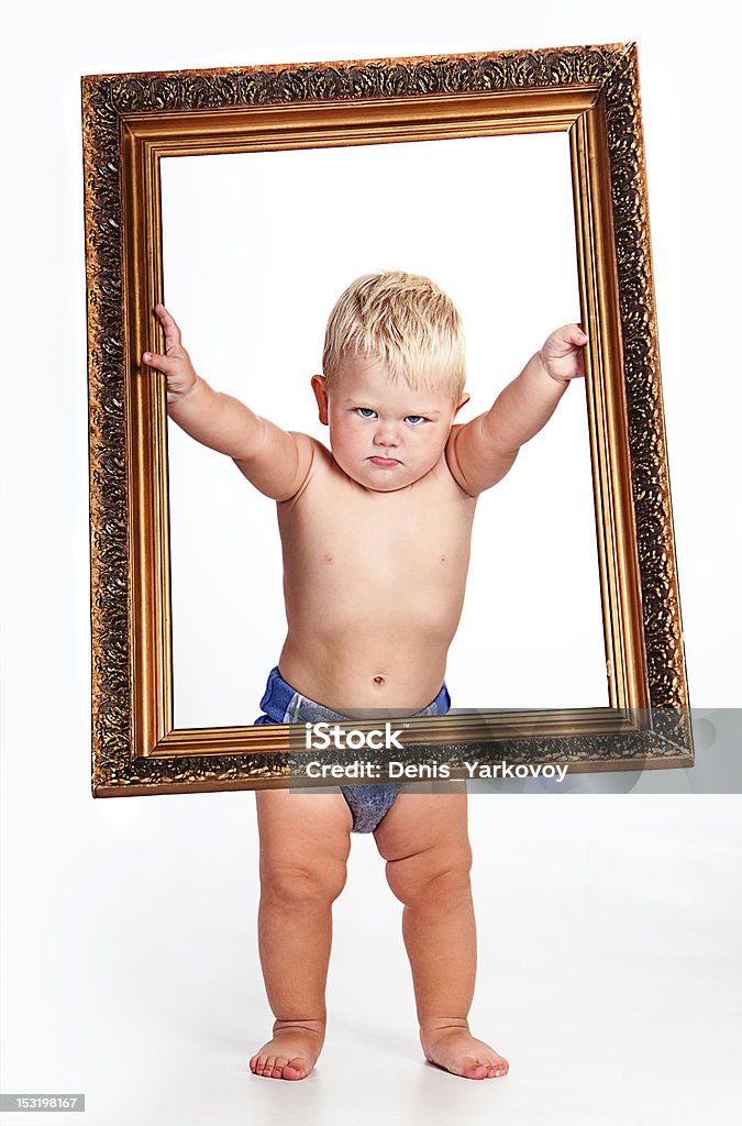 Kleiner Junge hält ein big box von Bildern. Stimmung. - Lizenzfrei Bilderrahmen Stock-Foto