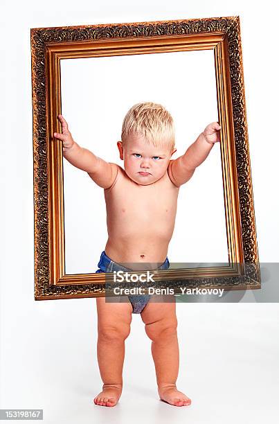 Kleiner Junge Hält Ein Big Box Von Bildern Stimmung Stockfoto und mehr Bilder von Bilderrahmen