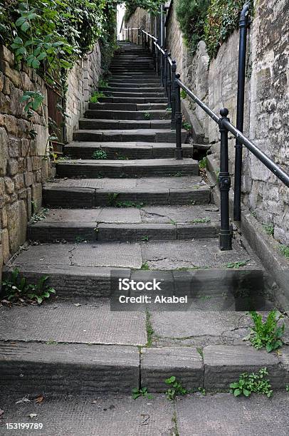 Foto de Lance De Escadas Em Um Antigo Beco e mais fotos de stock de Longo - Longo, Antigo, Beco