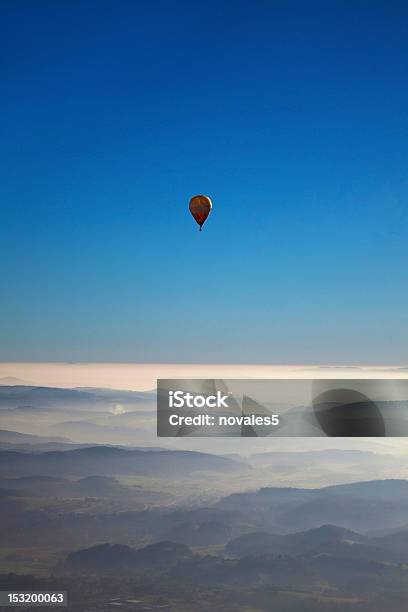 球の下雲 - 熱気球のストックフォトや画像を多数ご用意 - 熱気球, かすみ, カラフル