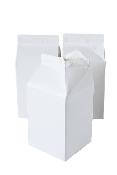 Tre scatole per mezzo litro di latte su bianco - foto stock