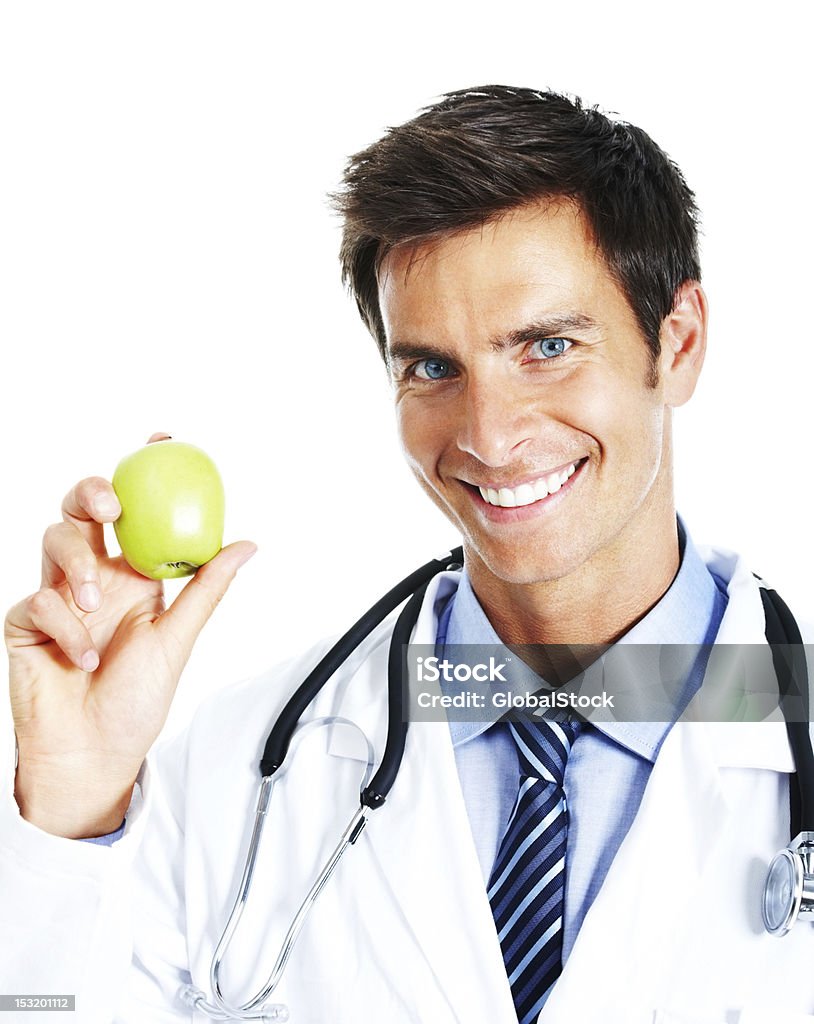Mężczyzna lekarz trzyma Jabłko i uśmiechania się, - Zbiór zdjęć royalty-free (20-24 lata)