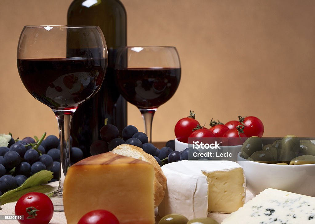 静物、チェリートマト、レッドワインとチーズ - おやつのロイヤリティフリーストックフォト