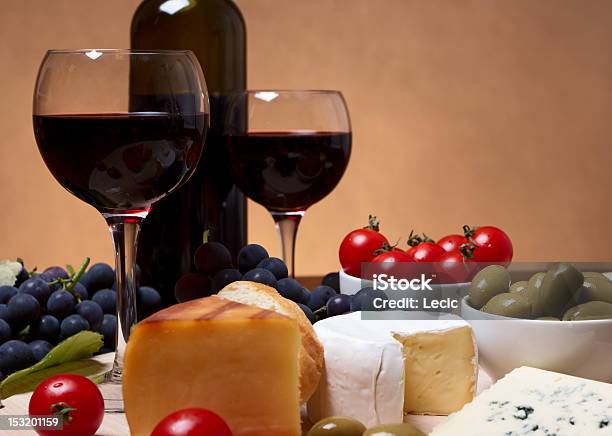 静物チェリートマトレッドワインとチーズ - おやつのストックフォトや画像を多数ご用意 - おやつ, つる草, アルコール飲料
