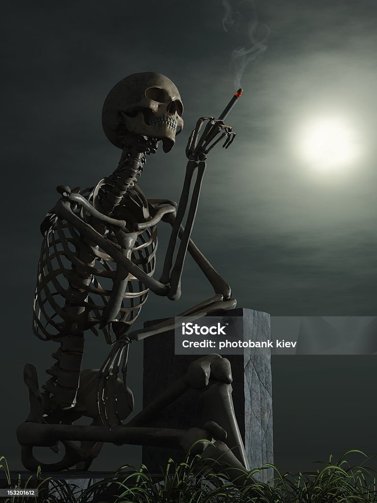 Fumantes esqueleto repousando sobre um tombstone - Foto de stock de Fumar royalty-free