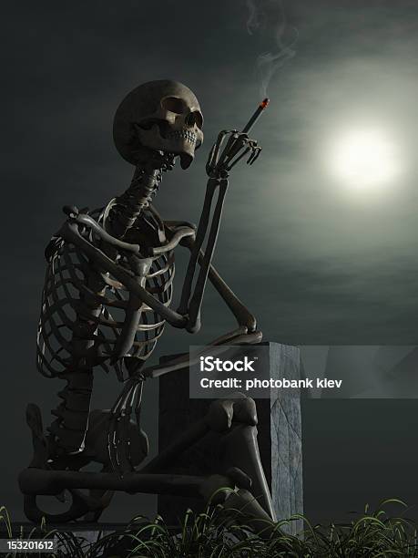Foto de Fumantes Esqueleto Repousando Sobre Um Tombstone e mais fotos de stock de Fumar - Fumar, Fumaça, Sentar