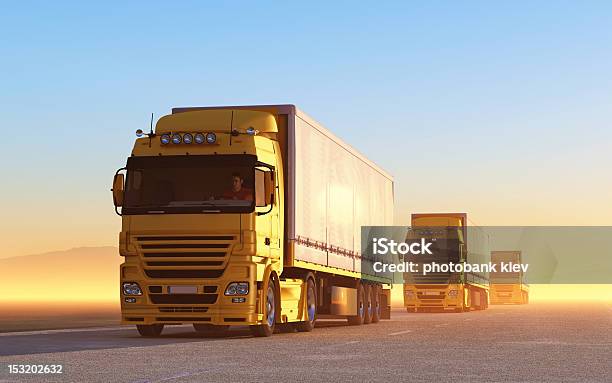 Photo libre de droit de Convoi De Camions Sur La Route Jaune banque d'images et plus d'images libres de droit de Poids lourd - Poids lourd, Convoi, Jaune