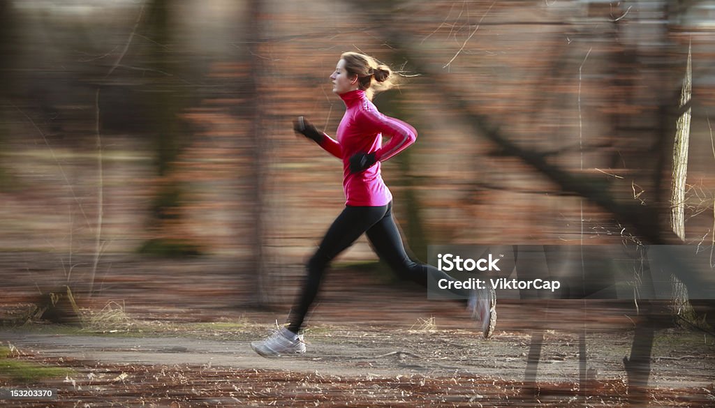 Jeune femme jogging à l'extérieur dans un parc de la ville - Photo de Automne libre de droits