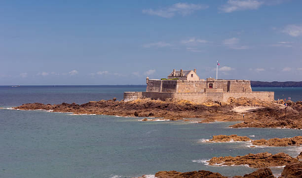istock Fort on tidal island Petit Be in Saint-Malo 153204357